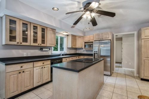 33 Country Ln, Hebron, CT 06248-1424