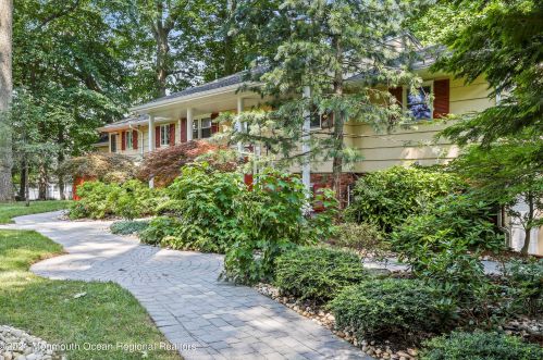 20 Blue Hills Dr, Holmdel Village, NJ 07733-2218