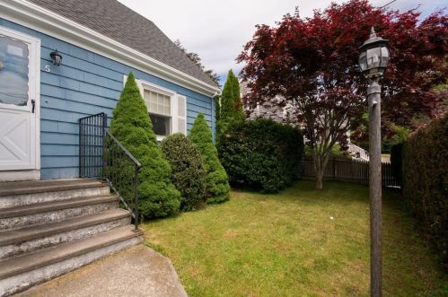 5 Sullivan St, Middletown, RI 02840-3809