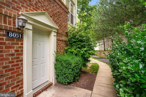 8051 Nicosh Circle Ln, Falls Church, VA 22042-1268