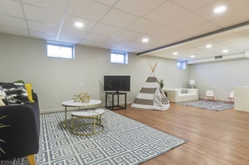 8 Suffolk Ave, Maplewood NJ  07040-1712 exterior