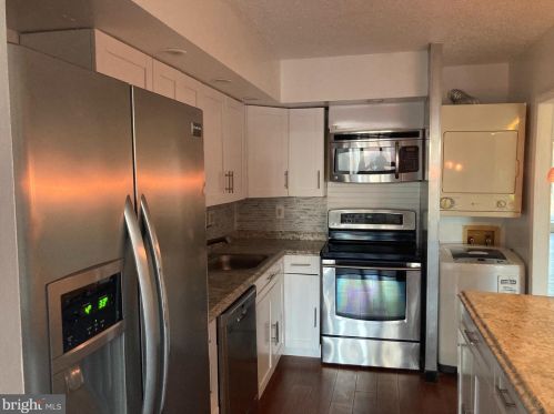 200-10 Lombard St, Philadelphia, PA 19147