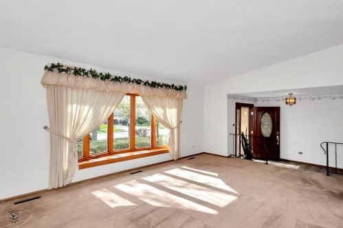 15309 Pine Dr, Oak Forest, IL 60452-1533