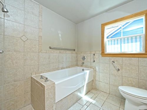 6107 Felix Ave, Austin TX  78741-3312 exterior