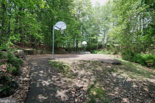 10008 Chestnut Wood Ln, Springfield VA  22015-2701 exterior