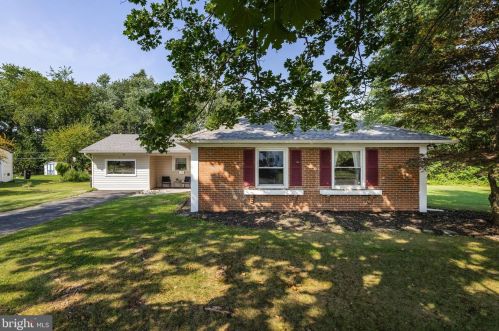 2 Millbrook Dr, Willingboro, NJ 08046-3130
