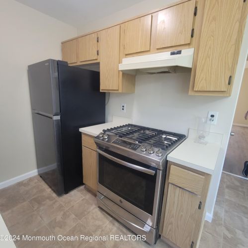 10 Edgeware Close, East Freehold, NJ 07728-3823