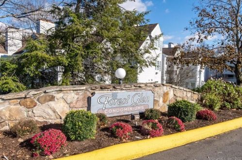 14 Forest Glen Cir, Middletown CT  06457-6624 exterior