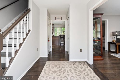 2 Hoffner Ct, Roebling, NJ 08554-1705