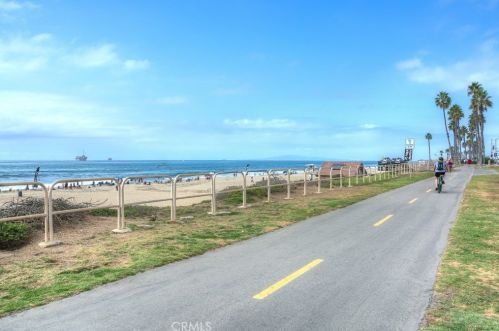 900 Pacific Coast Hwy, Huntington Beach CA  92648-4858 exterior