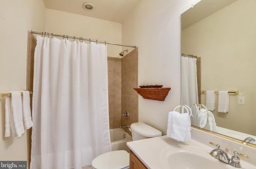 7112 Ayers Meadow Ln, Springfield VA  22150-4915 exterior