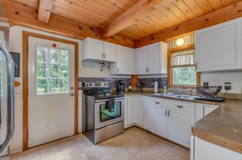 7 Sandy Brook Ln, Londonderry, NH 03053-7440