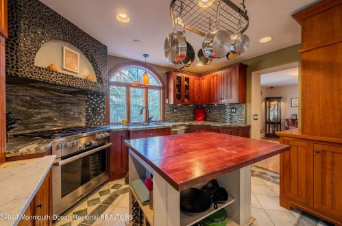 15 Hartshorne Pl, Middletown NJ  07748-2520 exterior