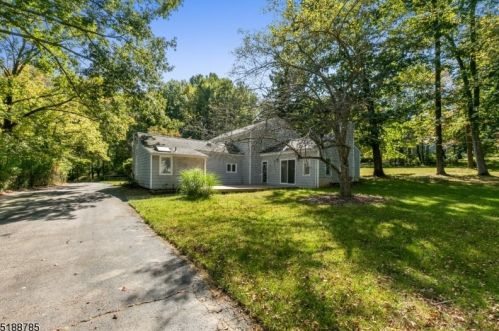 4 Valley View Dr, Chester, NJ 07930-2835