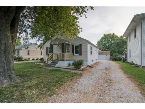 327 Sheridan St, Fort Russell, IL 62010-1539