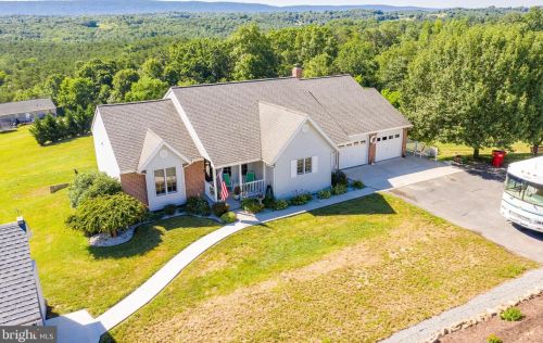1942 Fairview Dr, Berkeley Springs WV  25411-3219 exterior