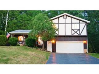2 Hillside Dr, Rochester, NH 03867-5006
