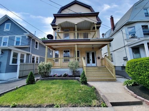 76 Riggs Pl, Town Center, NJ 07052-5212