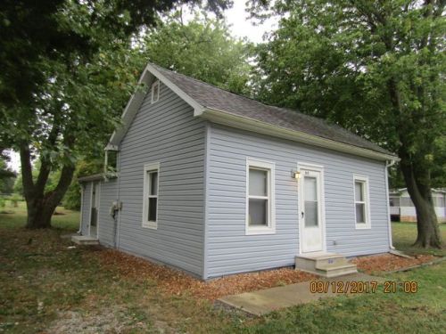 611 2nd St, Kinmundy, IL 62854-2129