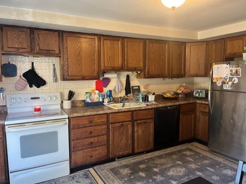 650 Windwood Dr, Tiverton, RI 02878-2448