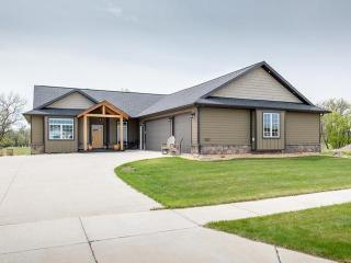 1027 Voyager Dr, Bismarck, ND 58504-8865
