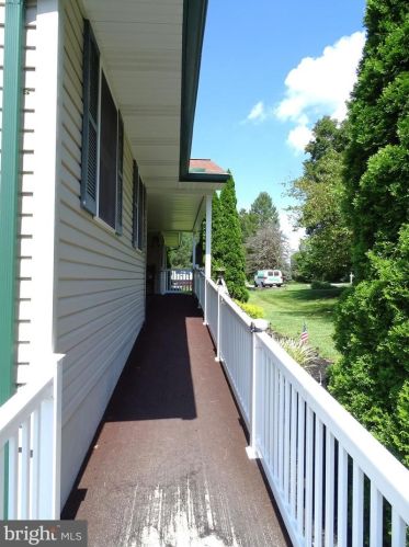 2084 Noss Rd, York, PA 17408-8843