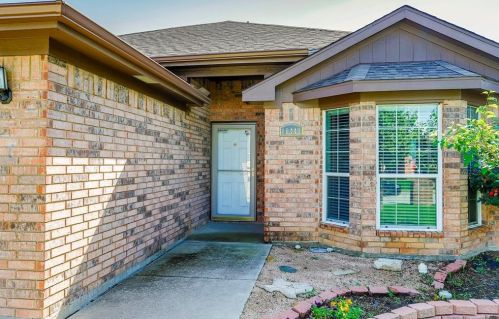 10449 Fossil Hill Dr, Fort Worth TX  76131-3948 exterior