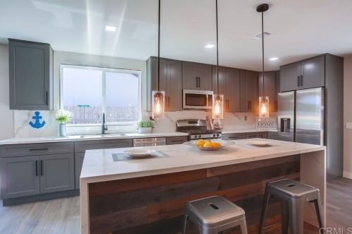 1461 Darwin Dr, Oceanside CA  92056-3042 exterior