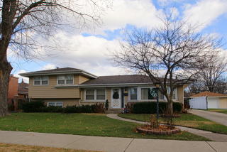 141 Crescent Dr, Glenview, IL 60025-4613