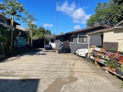 2920 Kalihi St, Honolulu HI  96819-3018 exterior