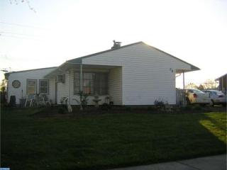 39 Lakeside Dr, Levittown PA  19054-3901 exterior