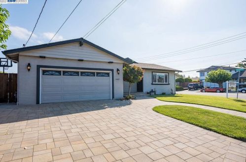 6887 Portage Rd, Pleasanton, CA 94568-2538