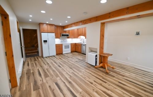 52 Schoolhouse Rd, Dover NJ  07869-3109 exterior