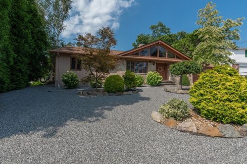 9 Meadow View Blvd, Providence, RI 02904-2915