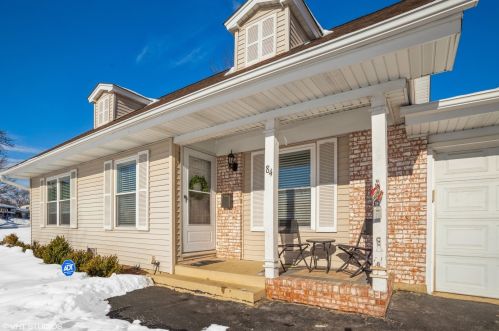 84 Lonsdale Rd, Elk Grove Vlg, IL 60007-3911