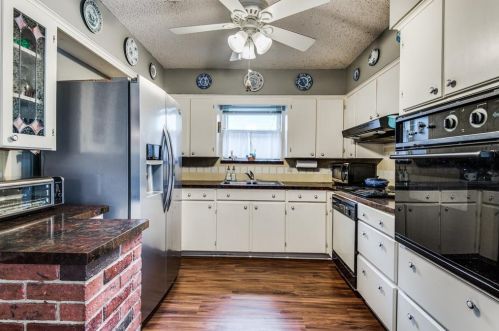 2119 Royal Oaks Dr, Irving TX 75060-5130 exterior