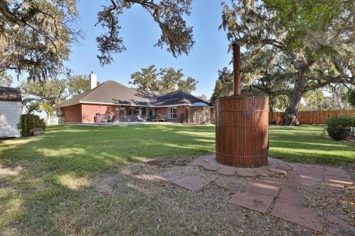 638 Wagon Wheel Trl, Angleton TX 77515-2733 exterior