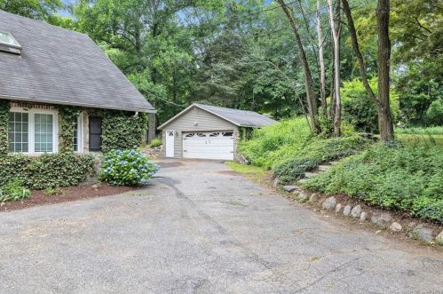 125 Elm St, Upper Stepney, CT 06468-2217