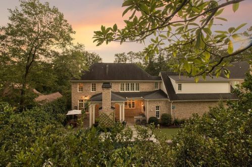 271 Hillside Dr, Atlanta GA  30342-3623 exterior