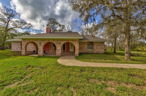 2029 Pond Shore Dr, Angleton TX 77515-7483 exterior