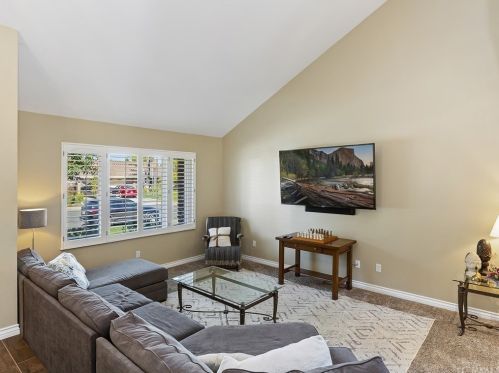 6718 Rycroft Dr, Riverside CA  92506-5315 exterior