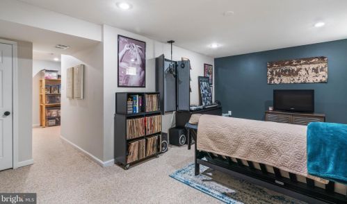 6431 Franconia Ct, Springfield VA  22150-1204 exterior