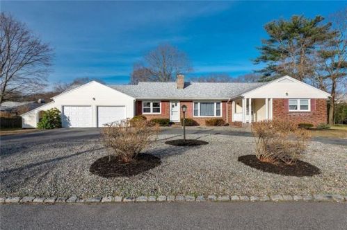 141 Weetamoe Dr, Warwick, RI 02888-5336