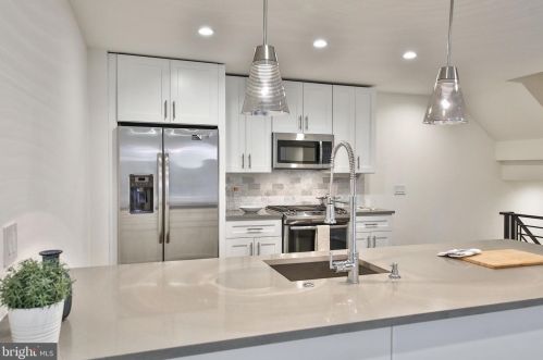 402 Front St, Philadelphia, PA 19147-1701