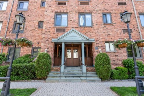 11 Lafayette Ct, Greenwich CT  06830-5324 exterior