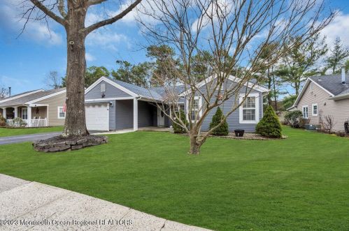 23 Kent Dr, Lacey, NJ 08731-5617