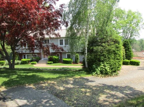 8 Cora Pl, Milford, CT 06460-3805