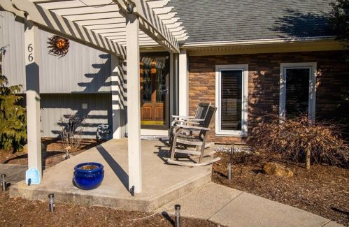 66 Newcastle Dr, Warwick, RI 02818-2707