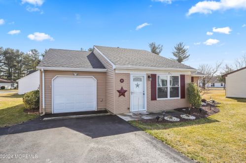 20 Edgeware Close, East Freehold NJ  07728-3825 exterior