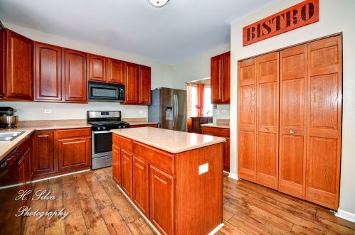 708 Bay Shore Dr, Pingree Grove IL  60140-9144 exterior